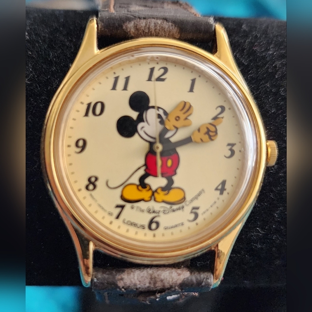 This vintage Lorus Disney Quartz Mickey Mouse Watch